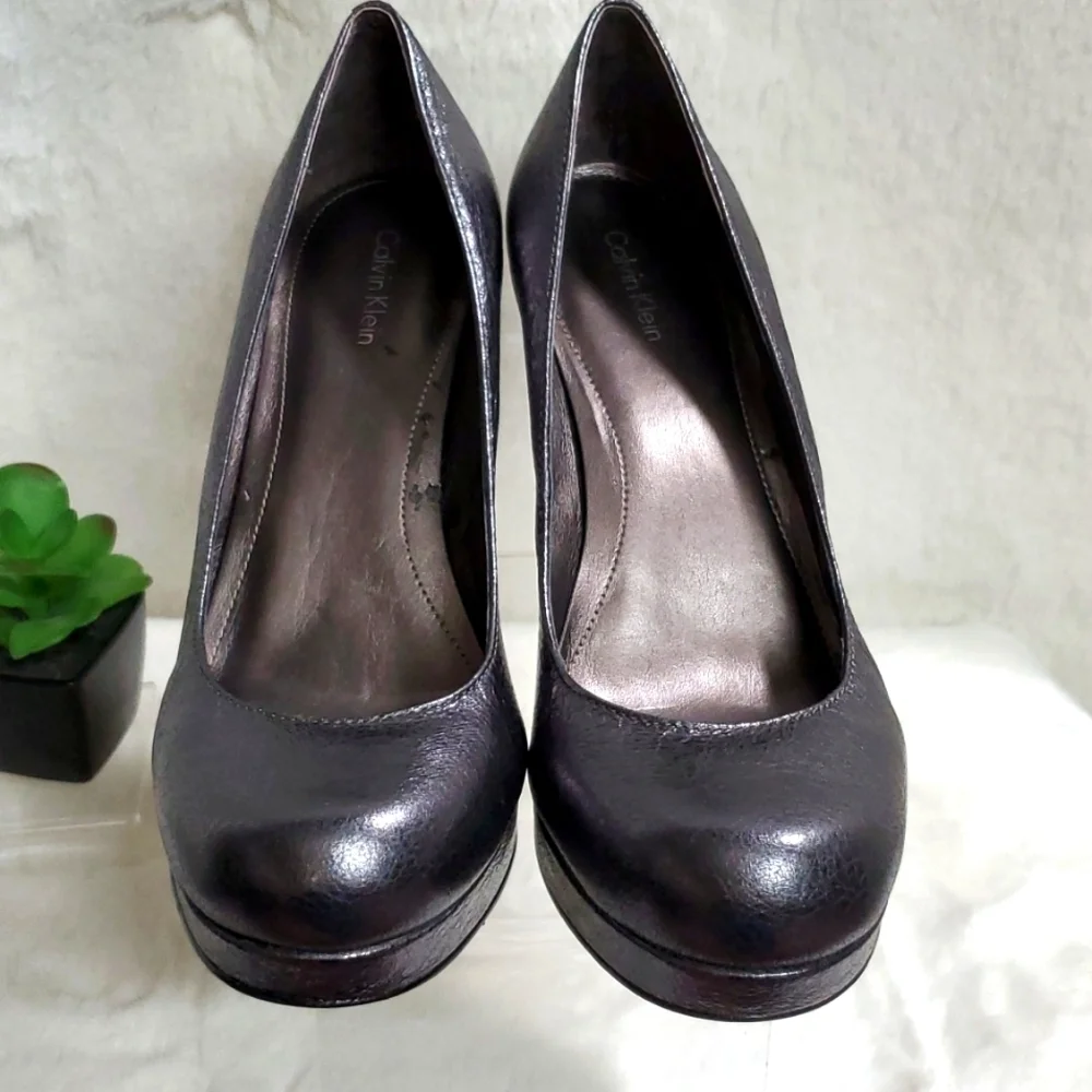 CALVIN KLEIN Scarlet Crinkle Metallic Graphite Pump